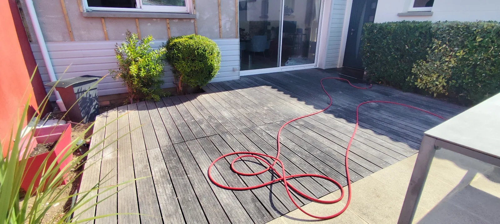 Terrasse en bois noircie avant nettoyage