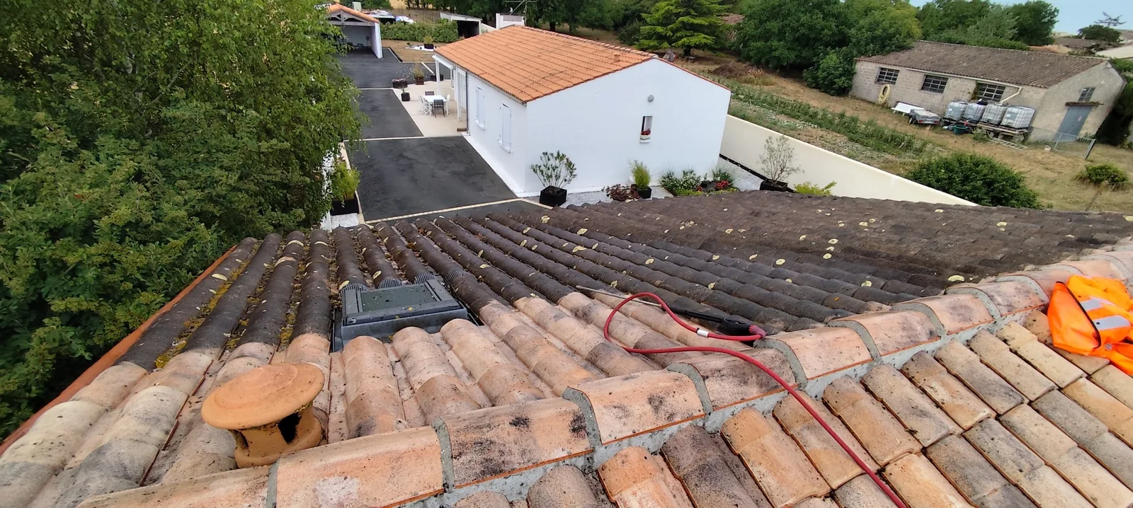 Toiture en cours de nettoyage au-dessus d'une cour