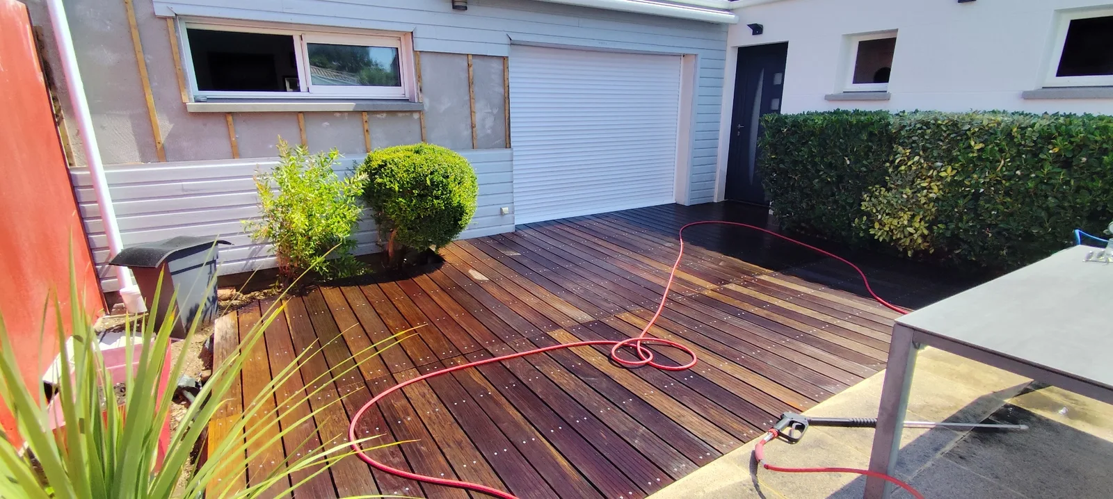 La même terrasse en bois après nettoyage