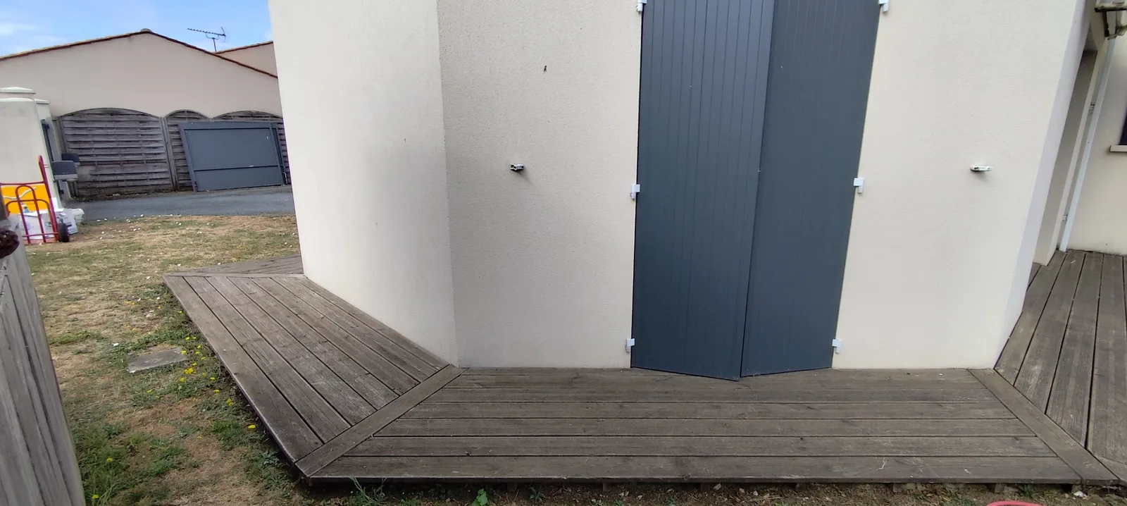 Angle de terrasse en bois avant nettoyage