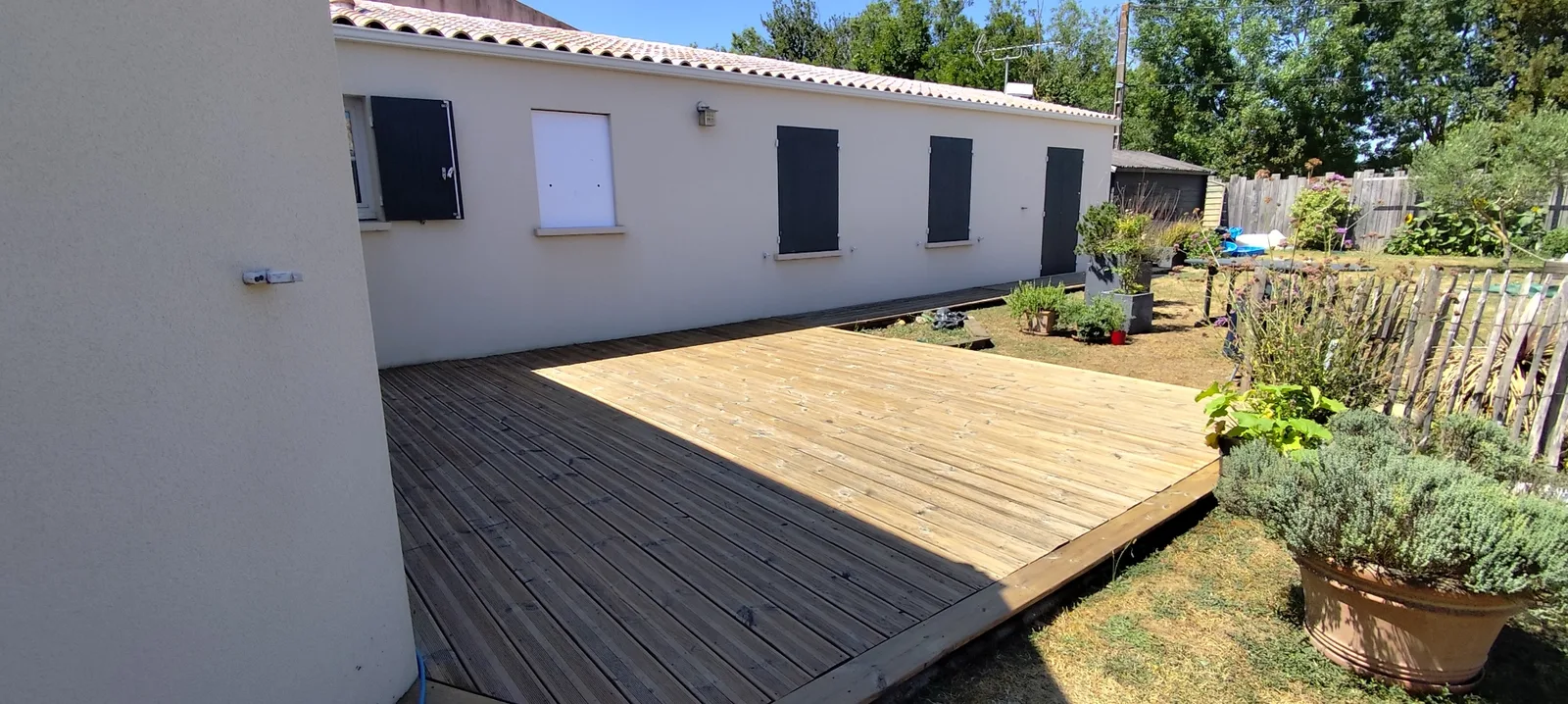 La même terrasse en bois après nettoyage