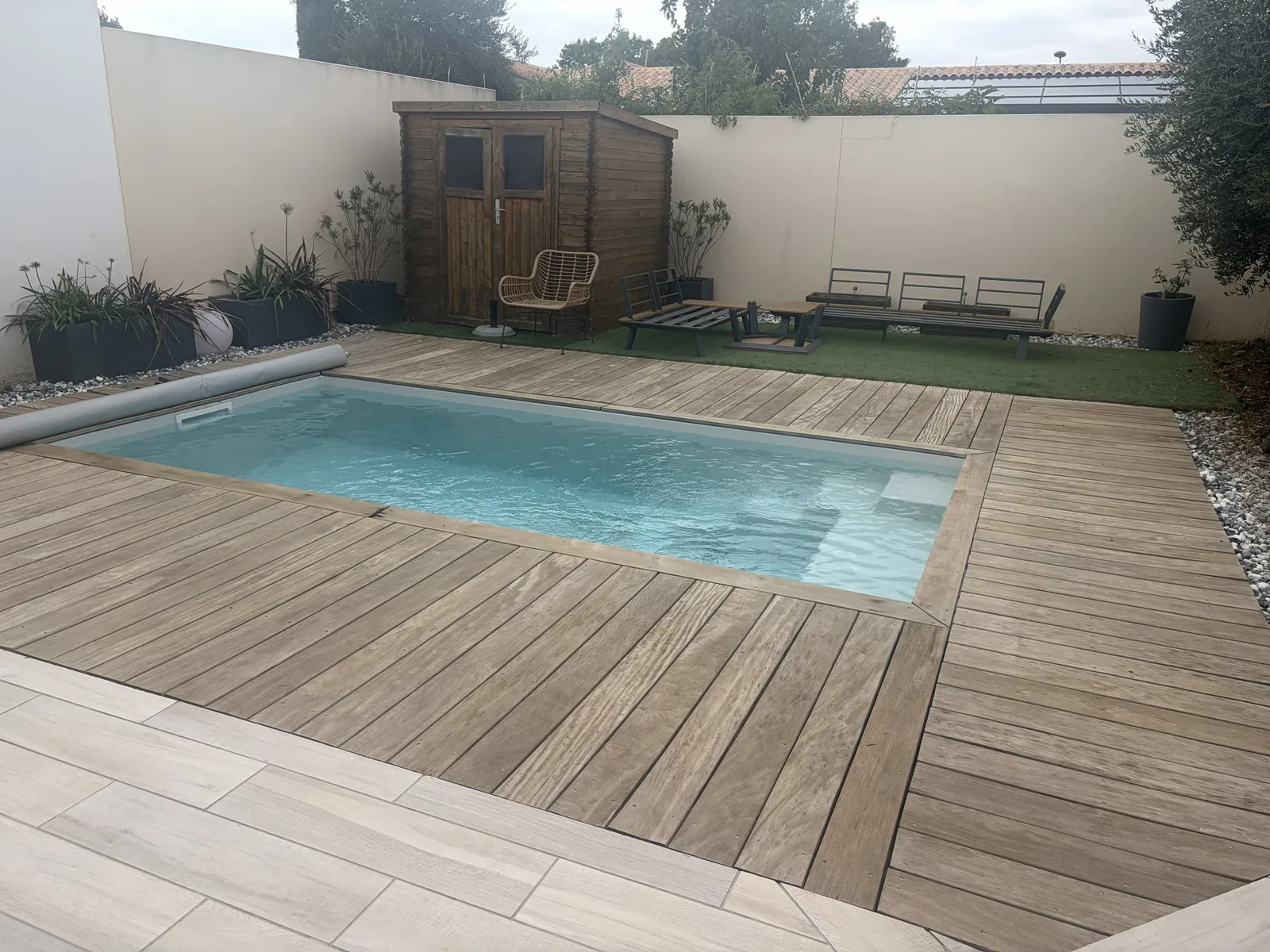 Terrasse en bois autour d'une piscine après nettoyage