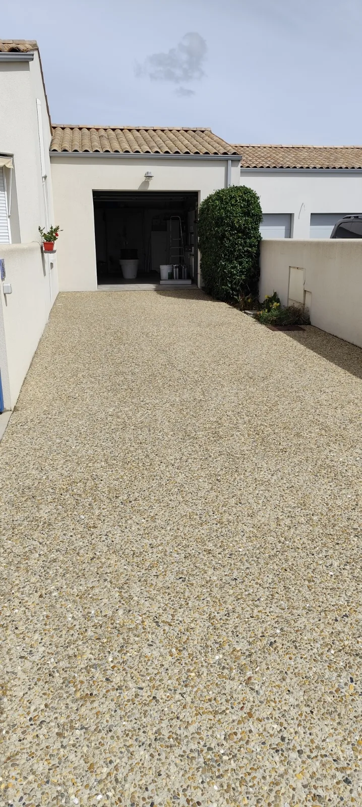 Allée en béton désactivé après nettoyage