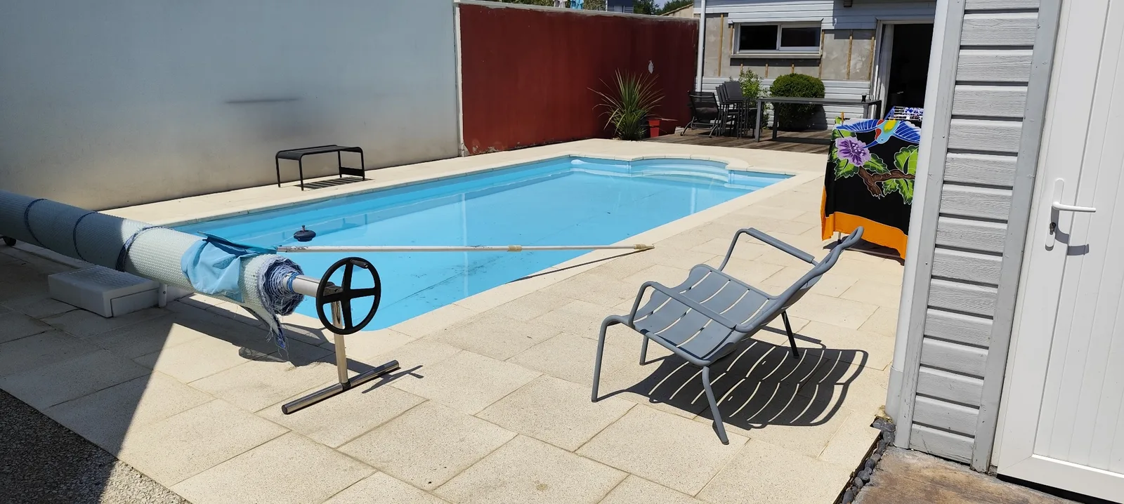 Terrasse et plage de piscine en dalles nettoyées à la vapeur près de La Rochelle