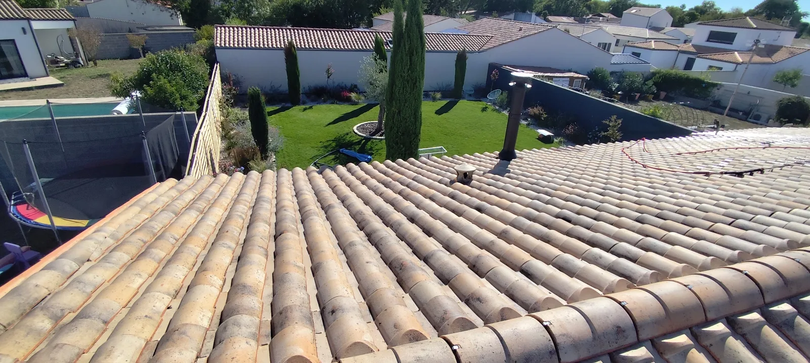 Toiture nettoyée à la vapeur près de La Rochelle