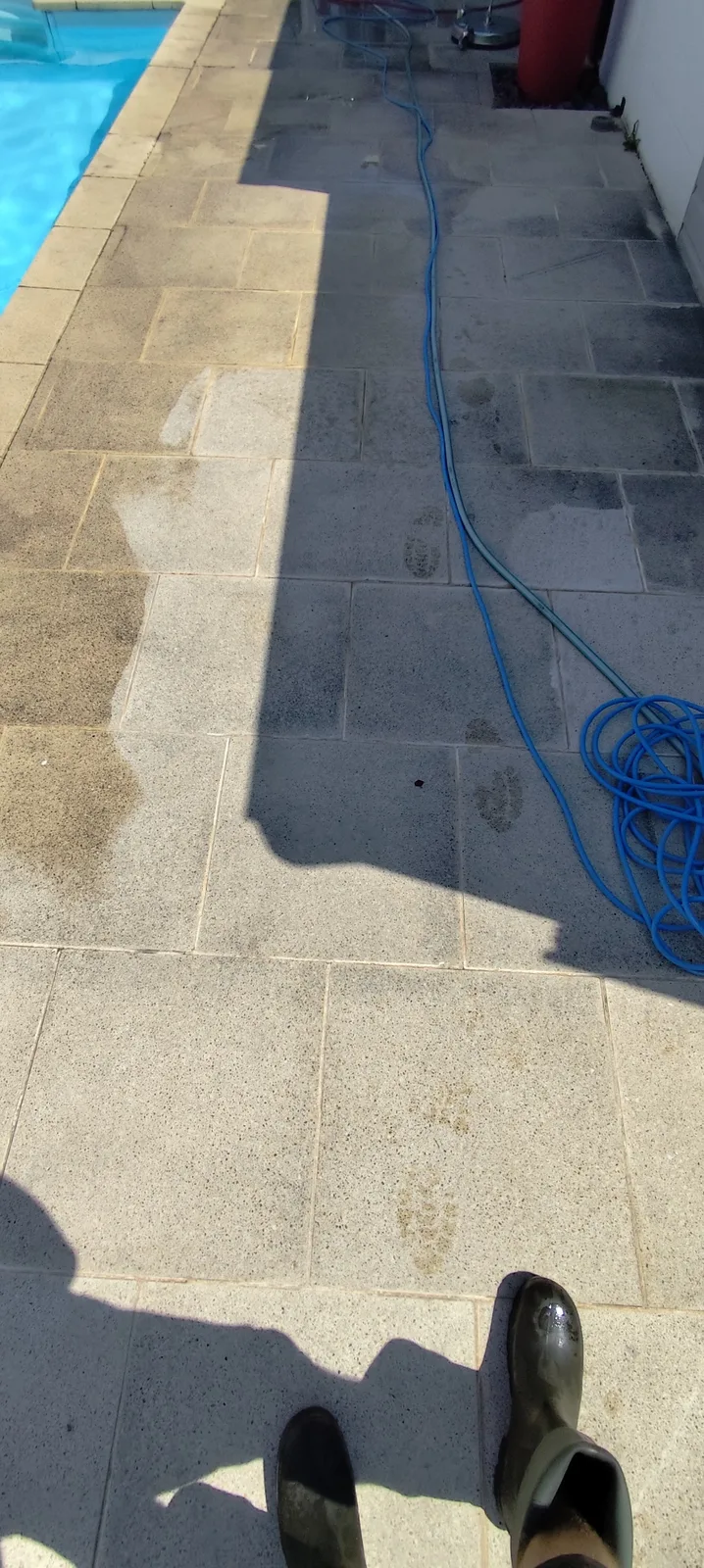 Dallage de piscine en cours de nettoyage