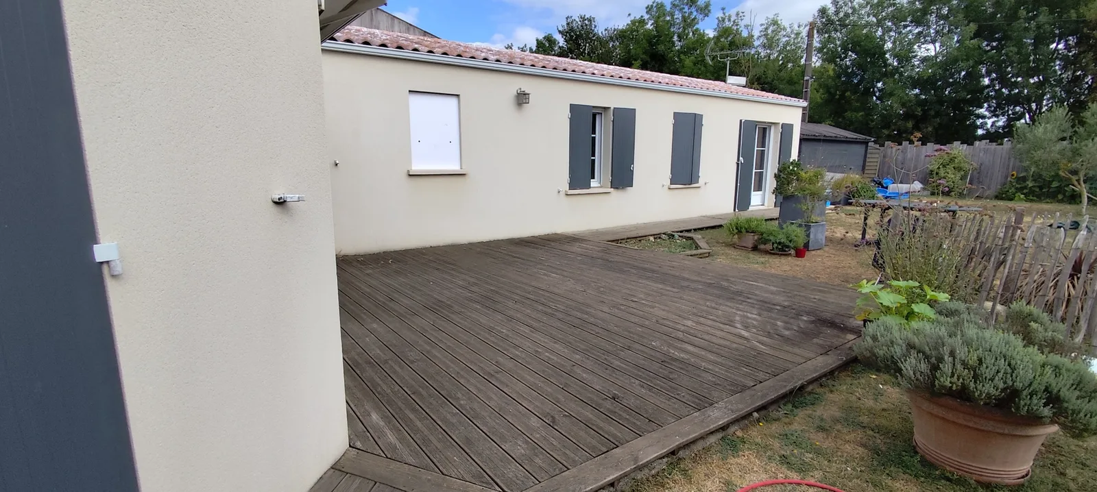 Terrasse en bois grisée avant nettoyage