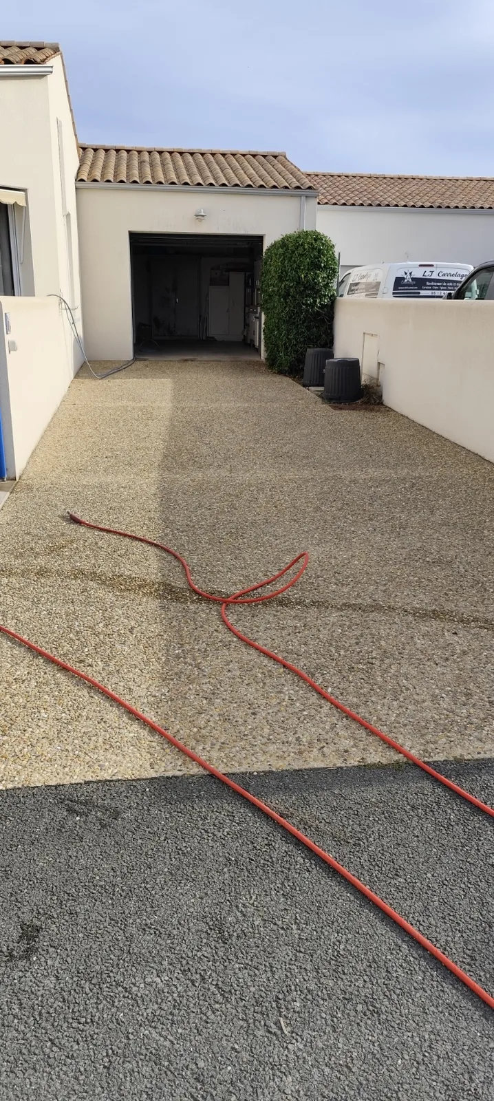 Allée en béton désactivé à moitié nettoyée