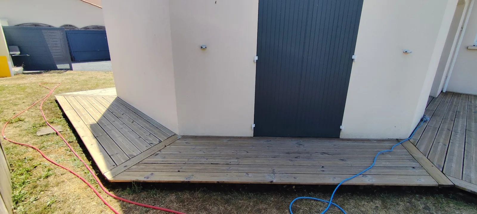 Angle de terrasse en bois après nettoyage