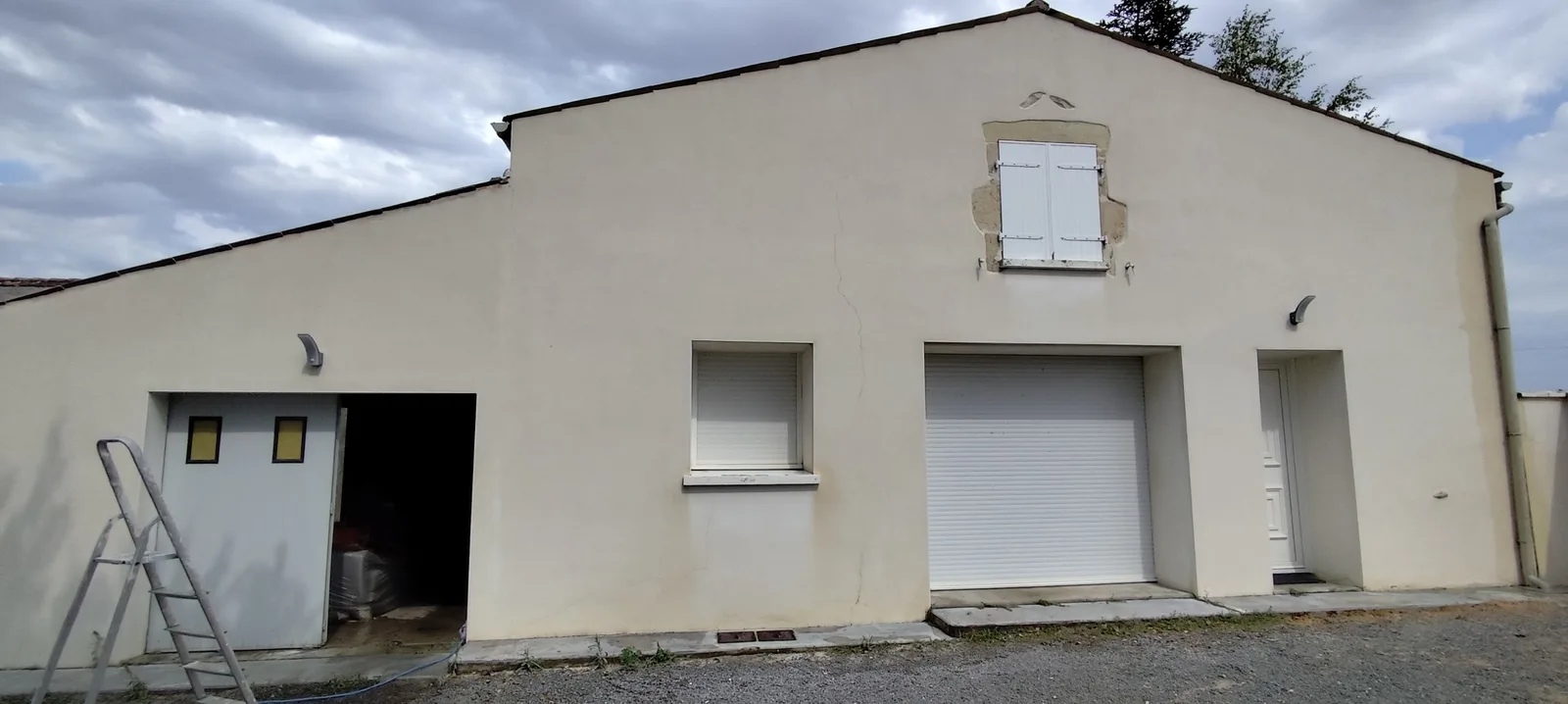 Façade d'une maison en cours de nettoyage